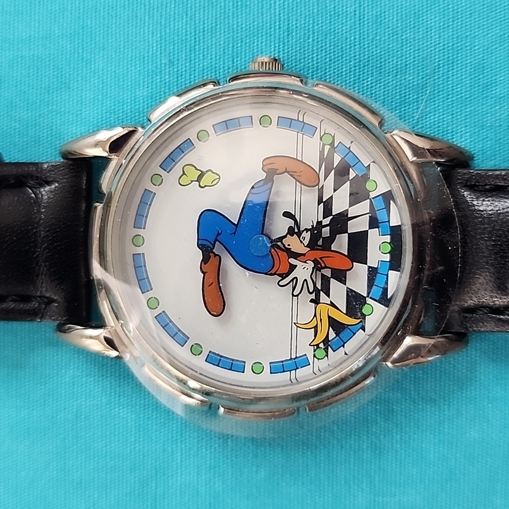 BNIB Rare Vintage Disney Goofy Slipping on a Banana Watch